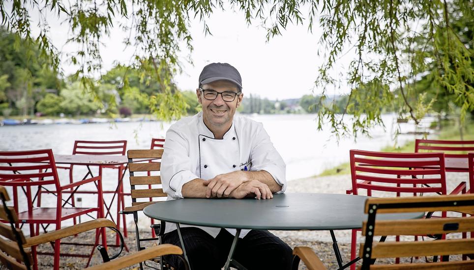 Freut sich auf den Saisonstart: Roger Eberle, der neue Pächter der Freizeitanlage Rheinwiese in Langwiesen. Bild: Roberta Fele