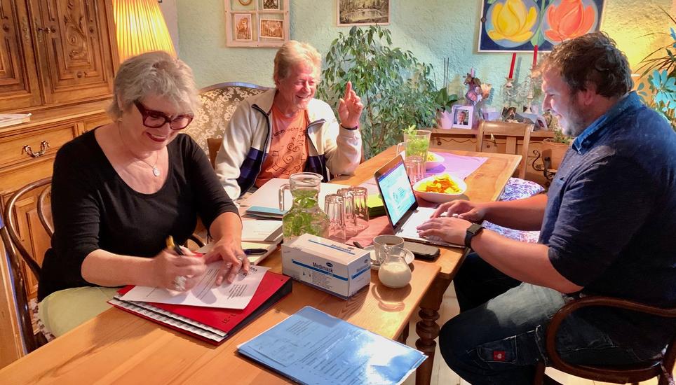 Das OK des Theater Hallau ist schon fleissig am Vorbereiten. Bild: Radio Munot