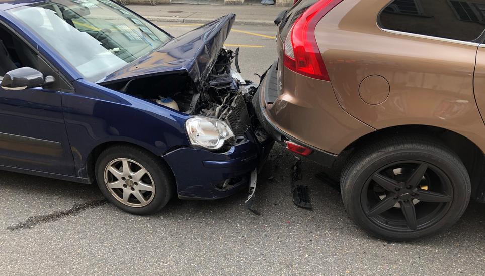 Beide Autos mussten abgeschleppt werden. Bild: SHPol