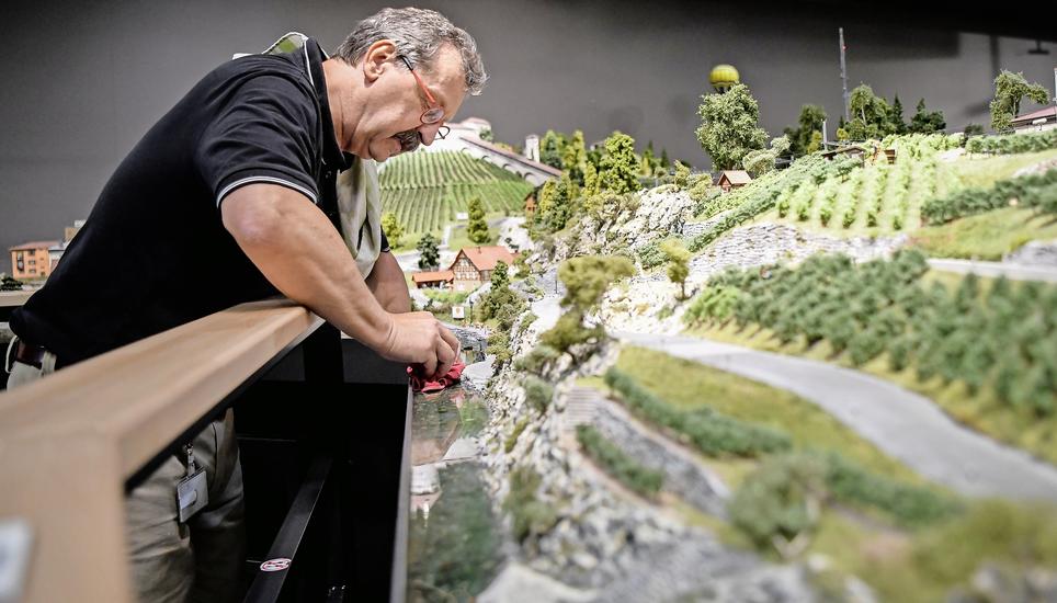 Kreativdirektor Raphael Meyer gab der Miniaturwelt Smilestones in Neuhausen am Rheinfall kurz vor der gestrigen Eröffnung den letzten Schliff. Drei Monate lang blieb die Indoor-Anlage geschlossen und musste von Staub befreit und gereinigt werden. Bild: Melanie Duchene