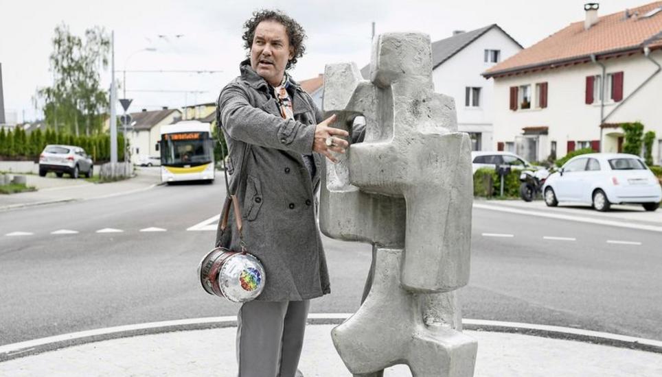 Beat Toniolo erläutert die umstrittene Skulptur auf dem neuen Kreisel im Langriet. Bild: Melanie Duchene