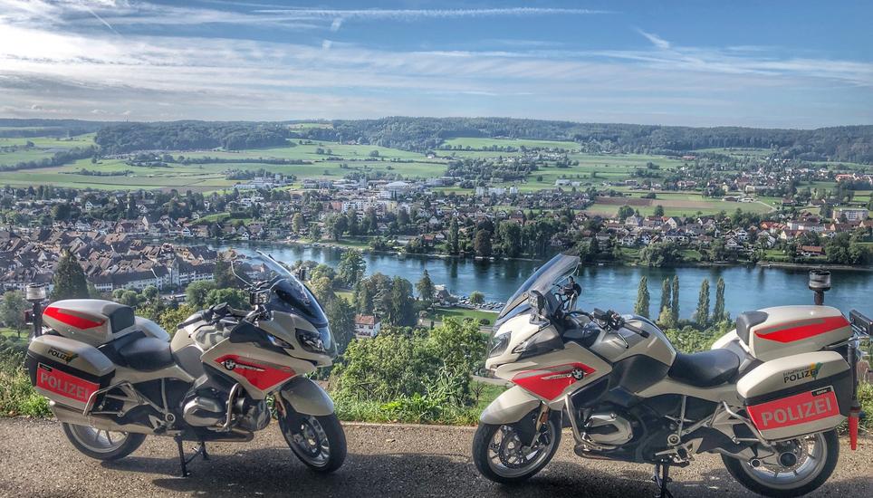 Im Rahmen der Verkehrskontrolle wurden knapp 100 Fahrzeuge auf zwei Rädern von der Schaffhauser Polizei kontrolliert. Bild: SHPol