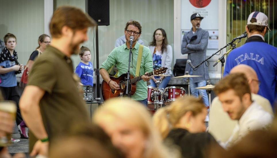 Singer-Songwriter Michael Milz eröffnet den Abend. Bild: Michael Kessler