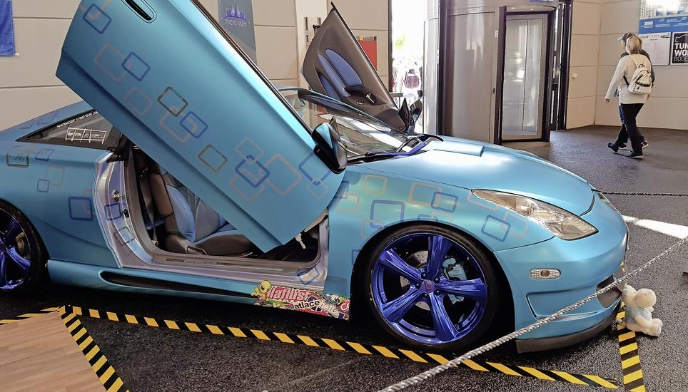 Bei Rasern und Posern beliebt: Ein aufgemotztes Auto, möglichst tiefliegend, möglichst schnell, möglichst laut. Bild: zvg