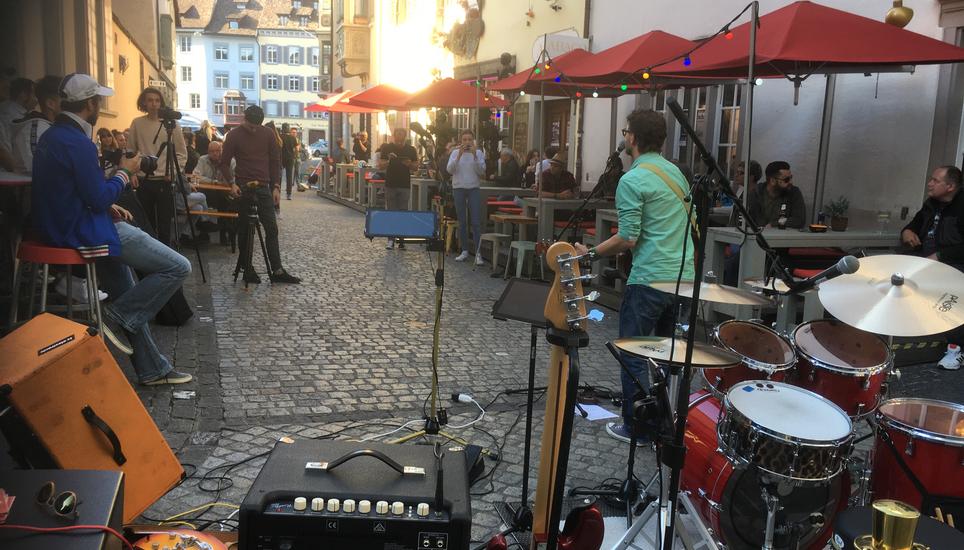Zahlreiche Besucher fanden am Donnerstagabend ihren Weg in die Safrangasse. Bild: Radio Munot
