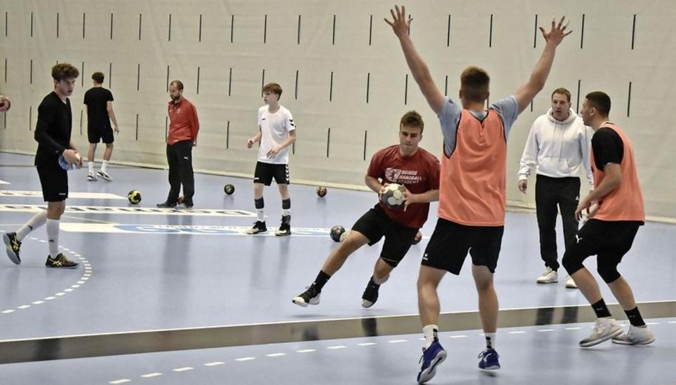 Die Academy-Trainer Michael Suter (Zweiter v.r.) und Werner Bösch (hinten Mitte) überwachen die Trainings in der BBC-Arena. Bild: Philipp Hagen
