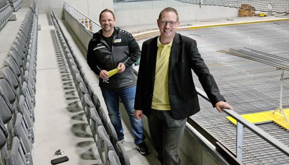 Im gewohnter Umgebung: Die Gebrüder Patrick (EHCS-Trainer) und MIchael Meier (Präsident) in der IWC-Arena. Bild: Pascal Oesch