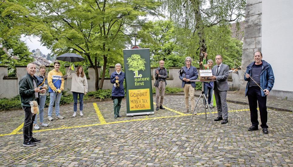 Der stellvertretende Staatsschreiber Christian Ritzmann (2. v. r.) nahm die Unterschriften entgegen. Bild: Roberta Fele
