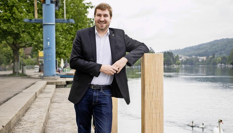 Will das städtische Rheinufer noch besser zugänglich machen: Stadtratskandidat Michael Mundt (SVP) vor dem Bootskran am Salzstadel. Bild: Roberta Fele