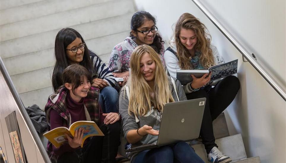 Noch keine Idee, was nach der Schule kommt? Ein Weiterbildungsjahr an der International School bietet Perspektiven.