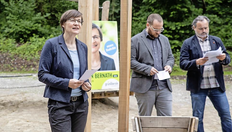 Katrin Bernath (GLP) kandidiert am 30. August für ihre Wiederwahl. Unterstützt wird sie unter anderem von Silvan Baumann und Raphaël Kräuchi (r.). Bild: Roberta Fele