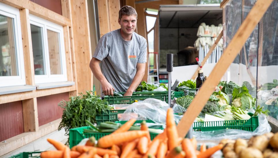 Landwirt und Marktfahrer Miro Weber am Gemüsestand auf dem heimischen Ergoltingerhof. Der Hofladen wurde während des Corona-Lockdowns beinahe überrannt. Bild: Roberta Fele