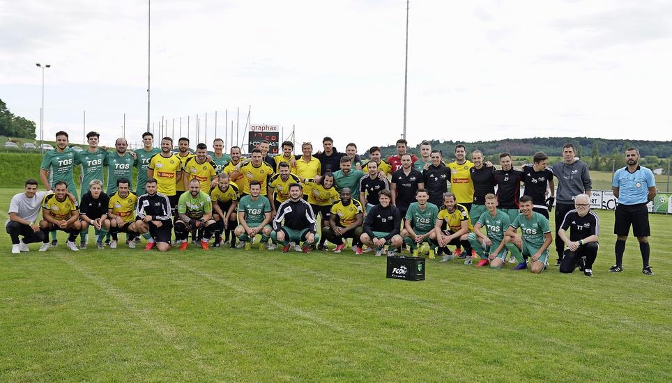 Bitte recht freundlich: Gruppenbild mit beiden Teams vor dem Anpfiff. Bilder: dfk/Roger Albrecht