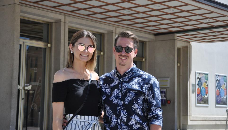 Anina Heinze und Raphael Nüesch aus Gossau bereisen diesen Sommer die Schweiz. Gestern waren sie in Schaffhausen. Bild: Lucas Zollinger