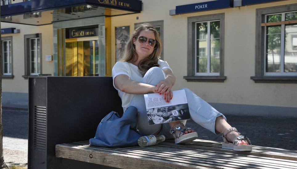 Christina Widmann hat derzeit Ferienund wartet auf dem Herrenacker auf ihre Schwester. Sie verbringt jeden Tag ihrer Ferien wo anders in Schaffhausen und trifft Freunde. Während sie normalerweise viel reist, bleibt sie diesen Sommer in der Schweiz. Bild: Lucas Zollinger