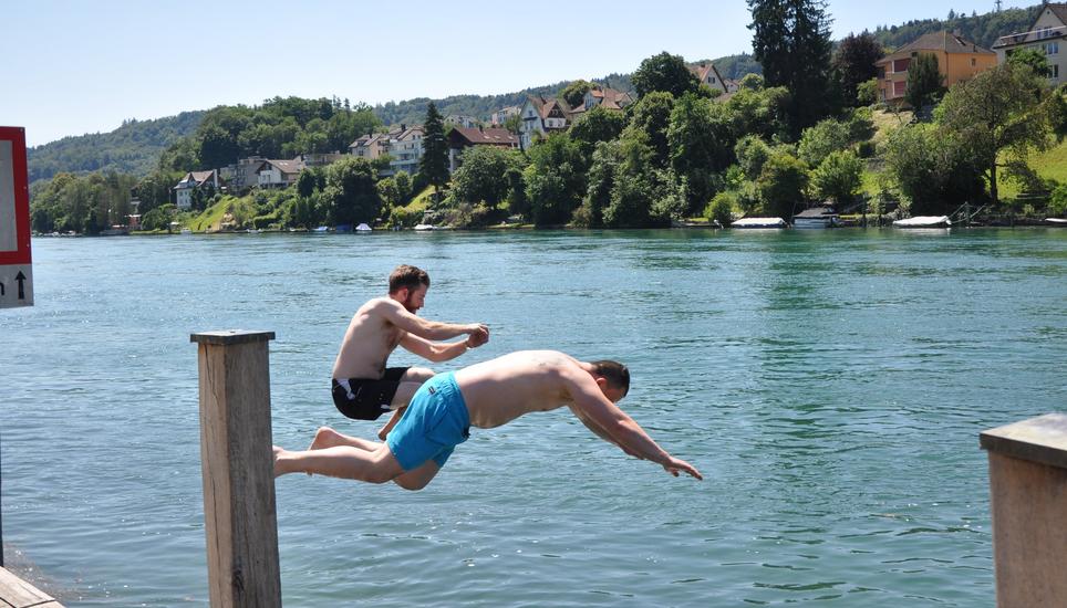David Küng und Ralf Neuwirt, verbringen ihre Mittagspause am Lindli, hier haben sie diesen Sommer bereits zum zweiten Mal über Mittag gebadet. Küng fährt ansonsten gerne mit seinem Oldtimer oder Töff rum. Bild: Lucas Zollinger Bild: Lucas Zollinger