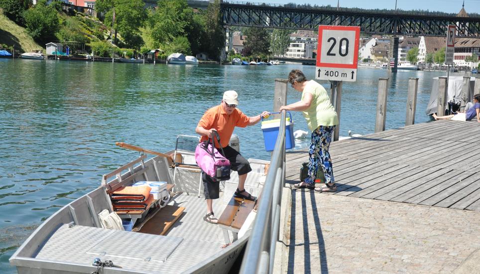 Esther und Erwin Wanner gehen des öfteren unter der Woche mit dem Boot auf den Rhein, am Wochenende ist es ihnen zu voll. «Kaffee muss immer dabei sein». Sonst spazieren sie gerne im Wald oder liegen im eigenen Garten. Bild: Lucas Zollinger