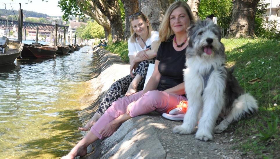 Alexandra Ammann und Gilliane Hermann mit Hund Scooby, haben sich seit dem Lockdown das erste Mal wieder gesehen. Hund Scooby ist erst seit vier Monaten in der Schweiz (aus rumänischer Rettungsstation) und jetzt das erste Mal im Rhein. Bild: Lucas Zollinger
