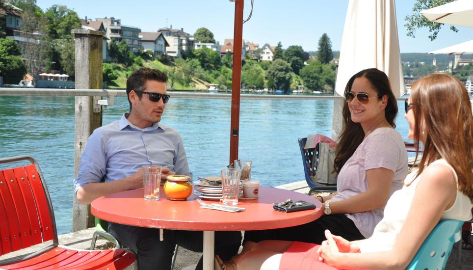 Christian Schenk, Nesli Gönüler und Julia Strohmeier (v. l.) verbringen ihre Mittagspause im Freien – bei «Lunas Crêpes» am Lindli. Bild: Lucas Zollinger