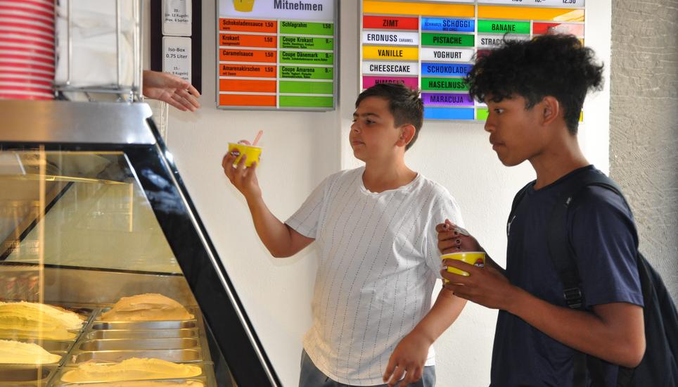Nash Rivares und Hasan Hasani geniessen den Nachmittag mit ihrer Lieblingsglace vom El Bertin. Bild: Lucas Zollinger