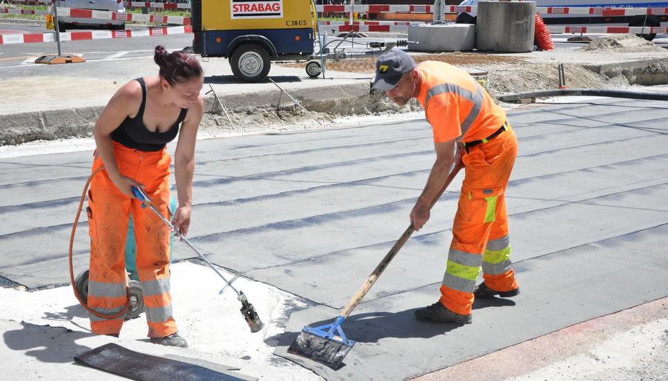 Sladjana und René Seifert arbeiten in der prallen Sonne. Zum Feierabend gibt es ein kühles Bier und eine Glace. Bild: Lucas Zollinger