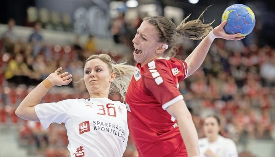 Mit letztem Einsatz: Jennifer Murer im Schweizer Nationalteam letztes Jahr gegen Dänemark (Freja Cohrt Kyndboel, l.). Bild: Key