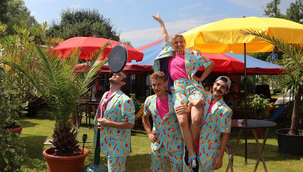 Vergangenen Samstag begrüsste das Team von «Clowns und Kalorien» ihre Gäste erstmals in der neuen Strandbar in Stein am Rhein. Bild: Fabian Babic