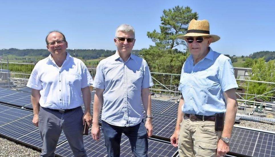 Die Macher des Rafzer Solarprojekts (v.l.): Gemeindepräsident Kurt Altenburger sowie Bruno Lötscher und André Fröhlicher von der Genossenschaft «Solar Rafz». Bild: Thomas Güntert