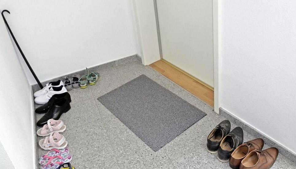 Hinter dieser Tür in einem Wohnhaus in Eschenz wurden ein Vater und seine beiden Kinder tot aufgefunden. Bild: Hei