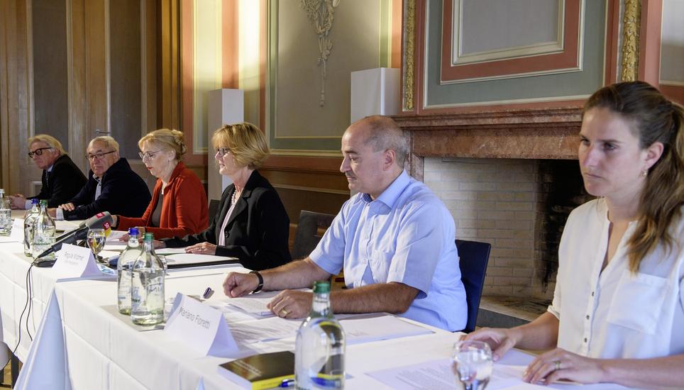 Die PUK präsentierte ihren Bericht im Hotel Rüden. Die Kommission setzt sich zusammen aus Linda De Ventura, Mariano Fioretti, Regula Widmer, Irene Gruhler Heinzer und Thomas Hauser (von rechts). Ganz links im Bild ist Anwalt Markus Bischoff, der juristische Sekretär der PUK. Bild: Michael Kessler
