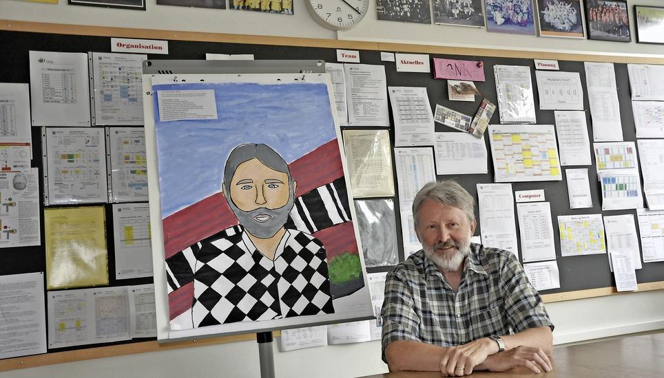 Walter Berli neben seinem Porträt, das die «Heisler» eigens für ihn erstellt haben. Bild: Lucas Zollinger