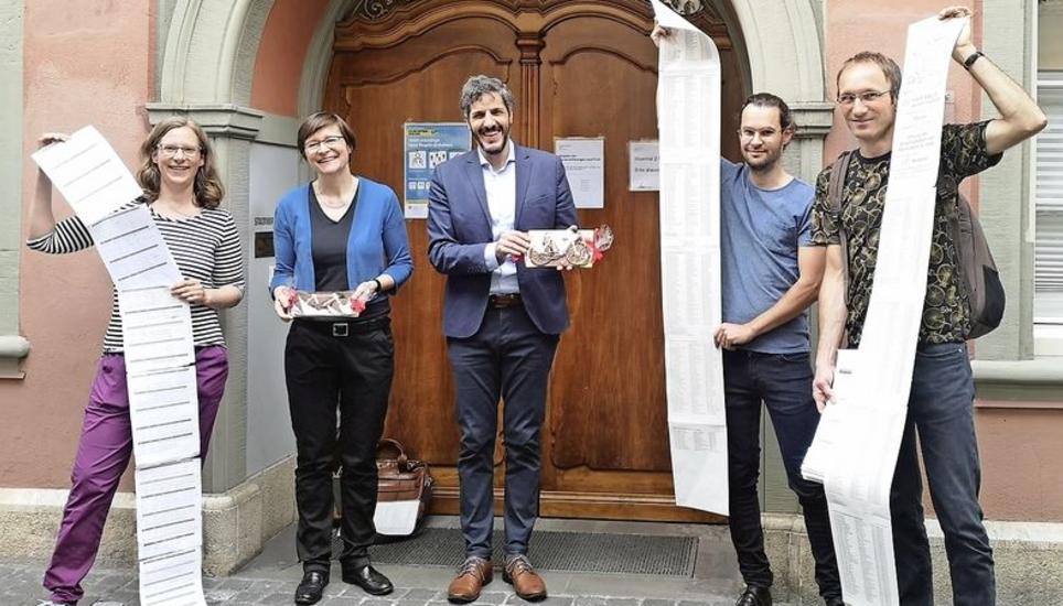 Daniela Furter, Geschäftsführerin Pro Velo Schaffhausen; Baureferentin Katrin Bernath und Sicherheitsreferent Simon Stocker; Valentin Müller, Vorstand Pro Velo, und Martin Schwarz, Co-Präsident Pro Velo, bei der Petitionsübergabe (v. l.). Bild: Tamara Schori