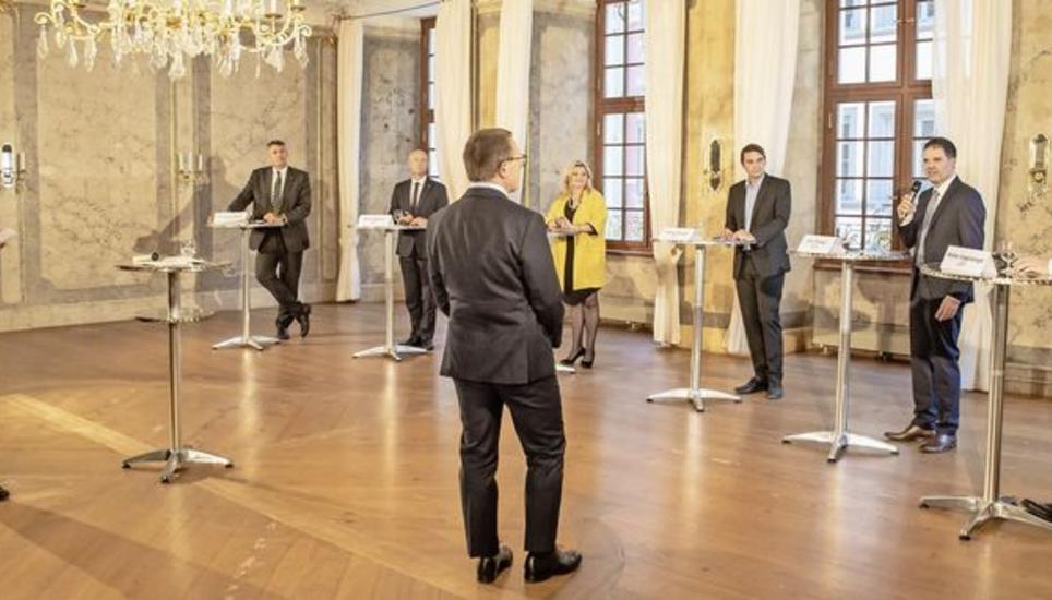 Robin Blanck (ganz links) und Zeno Geisseler (Mitte) interviewen im Zunftsaal der Kaufleuten Christian Amsler, Martin Kessler, Cornelia Stamm Hurter, Patrick Strasser, Dino Tamagni und Walter Vogelsanger (v. l.). BILD ROBERTA FELE