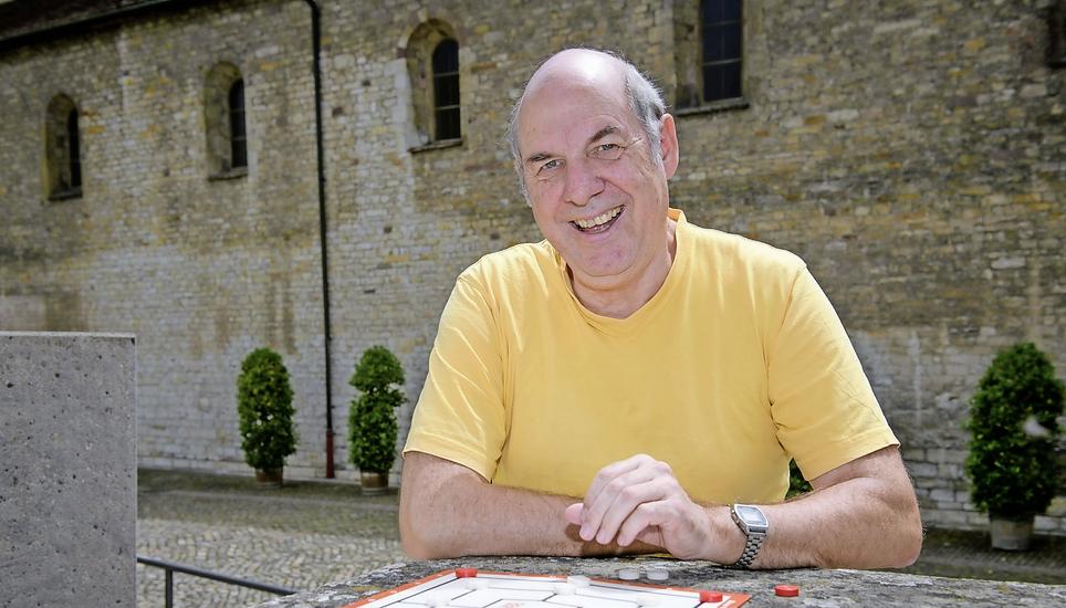 Richard Fischer spielt, seit er Kind ist, Mühle. Vor knapp zwanzig Jahren wurde er zum Mühlemeister gekürt, nun trägt er auch den Grossmeister-Titel. Bild: Michael Kessler
