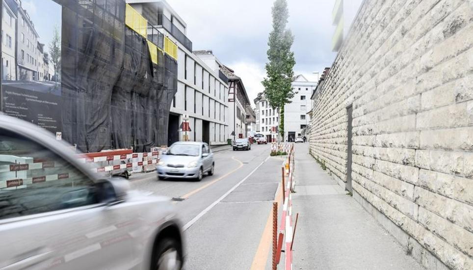 Zwischen hohen Mauern und mehrstöckigen Häusern soll hier an der Fischerhäuserstrasse in Schaffhausen eine Temporeduktion für eine Verringerung der Lärmbelastung sorgen. Bild: Melanie Duchene