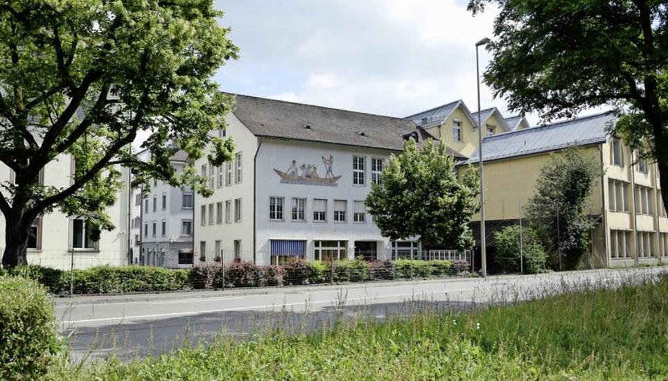 Ein Kinderzahnarzt aus dem Kanton Thurgau wird die Abläufe in der Schaffhauser Schulzahnklinik (Bildmitte) prüfen. Bild: Zeno Geisseler