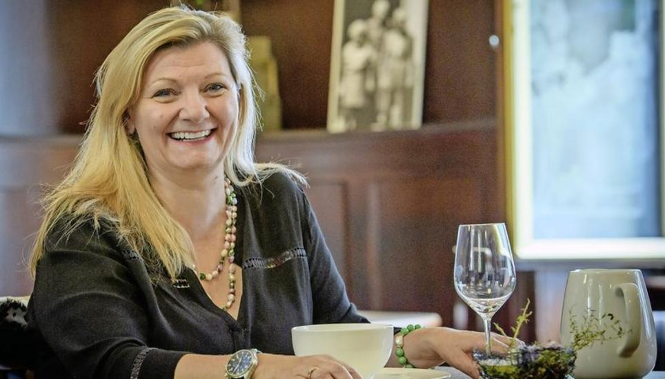 Cornelia Stamm Hurter (SVP) lässt sich vor dem Abendessen mit den SN in der traditionellen Weinstube der «Tanne» ablichten. Bild: Michael Kessler
