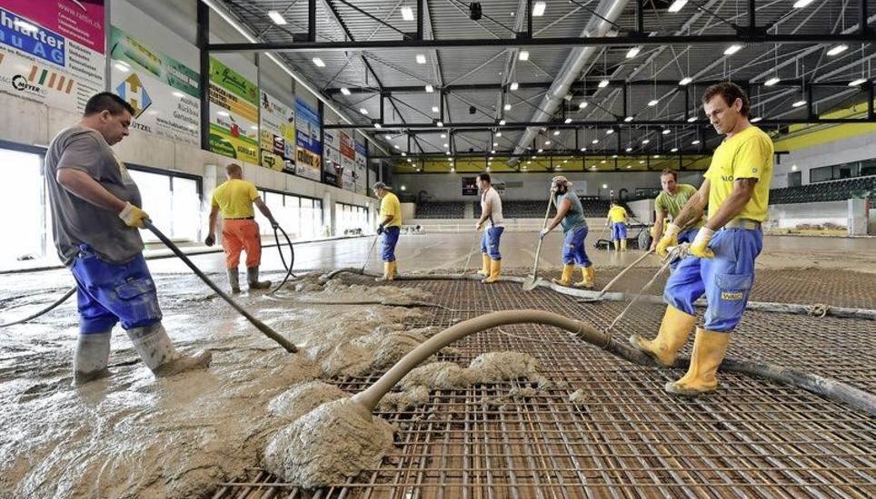 Rund 230 Kubikmeter Beton benötigten die 18 Arbeiter für den Boden des Halleneisfeldes. BILD MICHAEL KESSLER