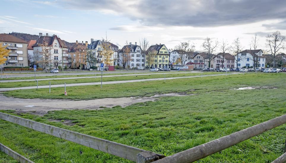 Die Burgunwiese im Ortszentrum von Neuhausen am Rheinfall dient heute vor allem als Parkplatz. Das soll sich ändern. Bild Melanie Duchene