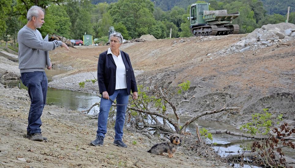 Projektleiter Urban Fenner informiert die Thurgauer Regierungsrätin Cornelia Komposch über die Revitalisierungsarbeiten am Geisslibach. Bild: Thomas Martens