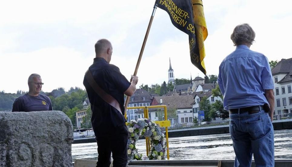 Vertreter der Pontoniere Schaffhausen bei der Kranzniederlegung auf der Feuerthaler Seite des Rheins. BILD ALEXANDER JOHO