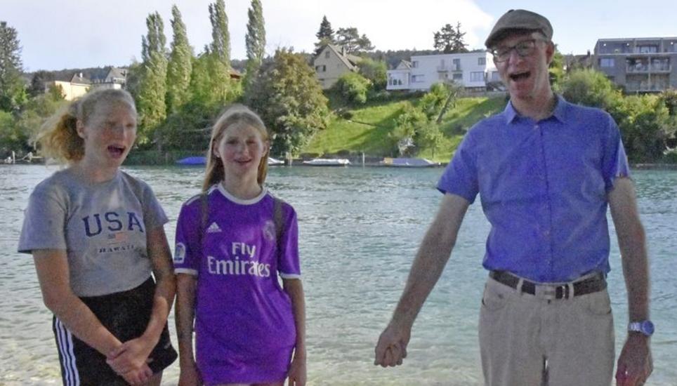 Peter Koch, der OK-Präsident des «Lindlischwümmens 2020» vom 16. August, mit den jungen Schwimmerinnen Emilie Onnen und Chiara Hess (links). Bild: HCS