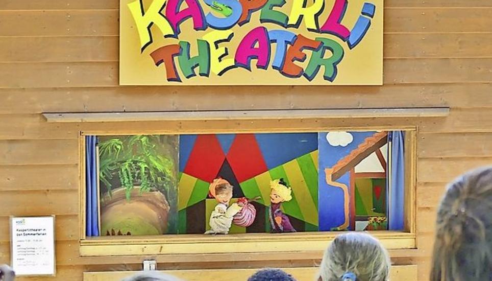 Rund 70 Kinder verfolgten am Samstag das Kasperlitheater. Bild: Theo Kübler