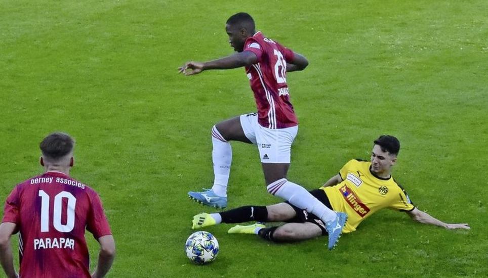 Kämpfen für den Punkt: FCS-Spieler Mergim Bajrami (rechts) stoppt einen Chiasso-Angreifer. Bild: Philipp Hagen
