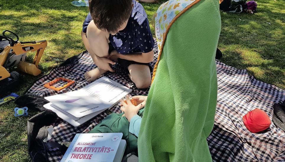 Angewandte Physik für Kleinkinder? Eva-Maria Brunner ist erstaunt über das Interesse der Kleinen.
