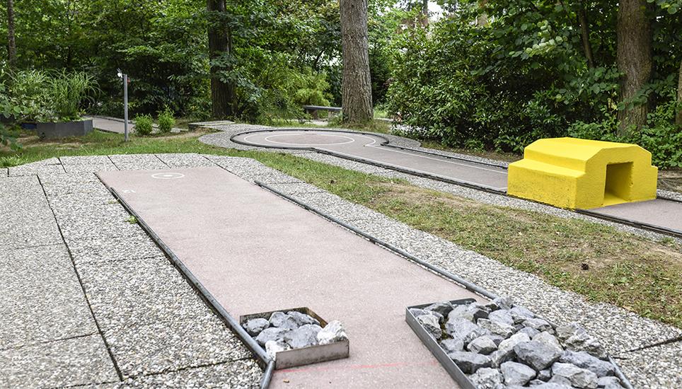 Auch bei der Minigolfanlage gelten die Hygienevoschriften: Das Team um Weber muss die Schläger, Bälle und Bleistifte nach jedem Gebrauch reinigen und desinfizieren. Bild: Melanie Duchene