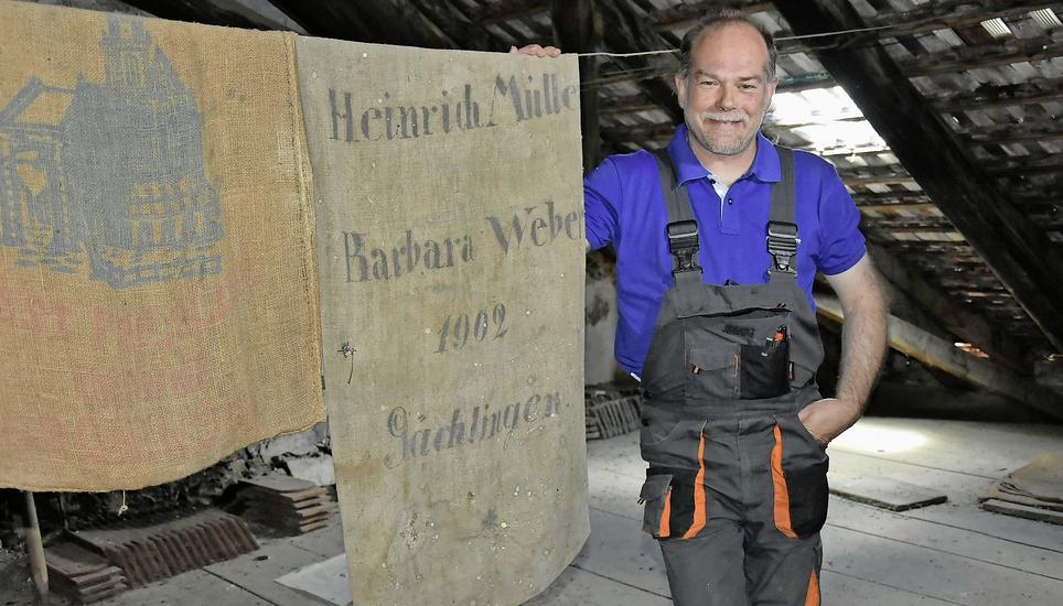 Andreas Rüedi zeigt seinen neuesten Fund: Einen Gächlinger Jutesack aus dem Jahr 1902. Bild: Jurga Wüger