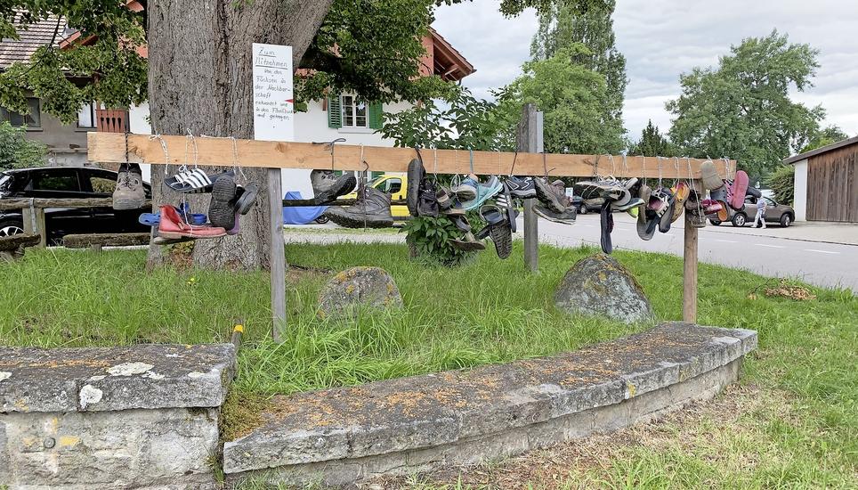 Moderne Kunst? Nein, hier hängen lediglich die Schuhe, die der Fuchs aus Rüdlinger Gärten stibitzte. Bild: Karin Lüthi