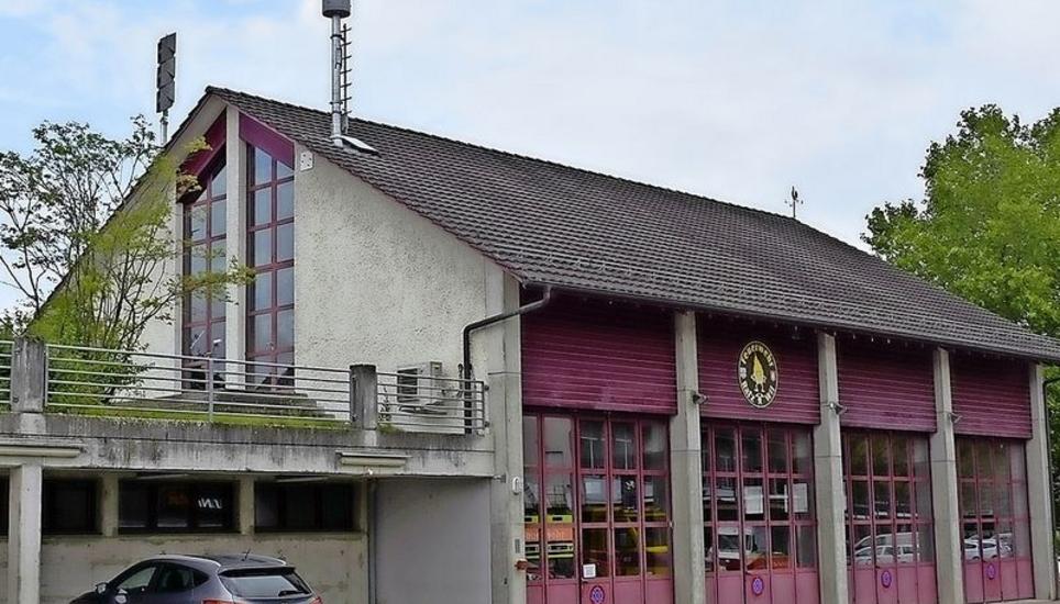 Im Obergeschoss vom Rafzer Feuerwehrlokal entsteht ein Kinderhort. Die Gemeindeversammlung genehmigte am Montag für Um- und Anbau 950'000 Franken. Bild: tgü