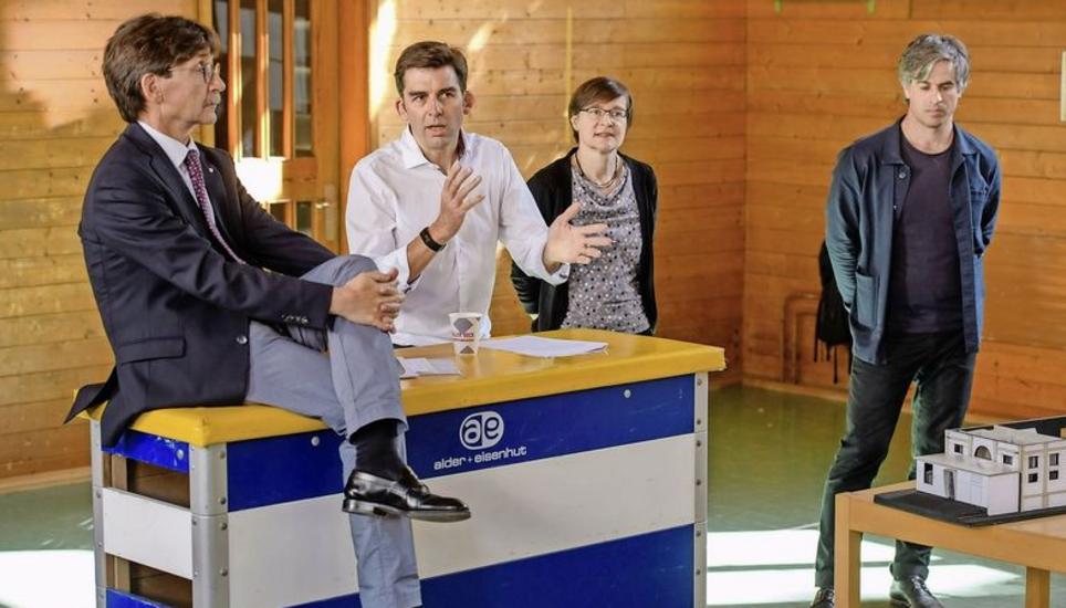 Transformation von der Sport- zur Kulturstätte: Der Kulturreferent Raphaël Rohner, der städtische Kulturbeauftragte Jens Lampater, die Baureferentin Katrin Bernath und Jonas von Wartburg vom Hochbauamt (v.l.) stellen die Sanierungs- und Umbaupläne in der alten Bachturnhalle vor. Bild: M. Kessler